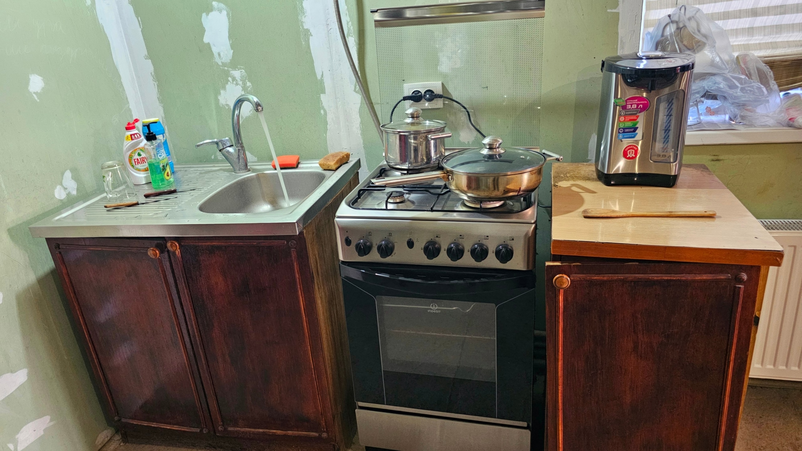 🏡 Продается 1/2 дома в Свердловске, ул. Орджоникидзе, (р-н Боулинга). 📐Формат: 4 комнаты , кухня, сан.узел. Подвал в доме. Свой двор, заезд для авто, большой навес, есть фундамент под гараж. Летний душ, туалет, фундамент для постройки летней кухни. Кованые ворота, забор металлопрофиль. 🛠 Дом каменный, обложен...