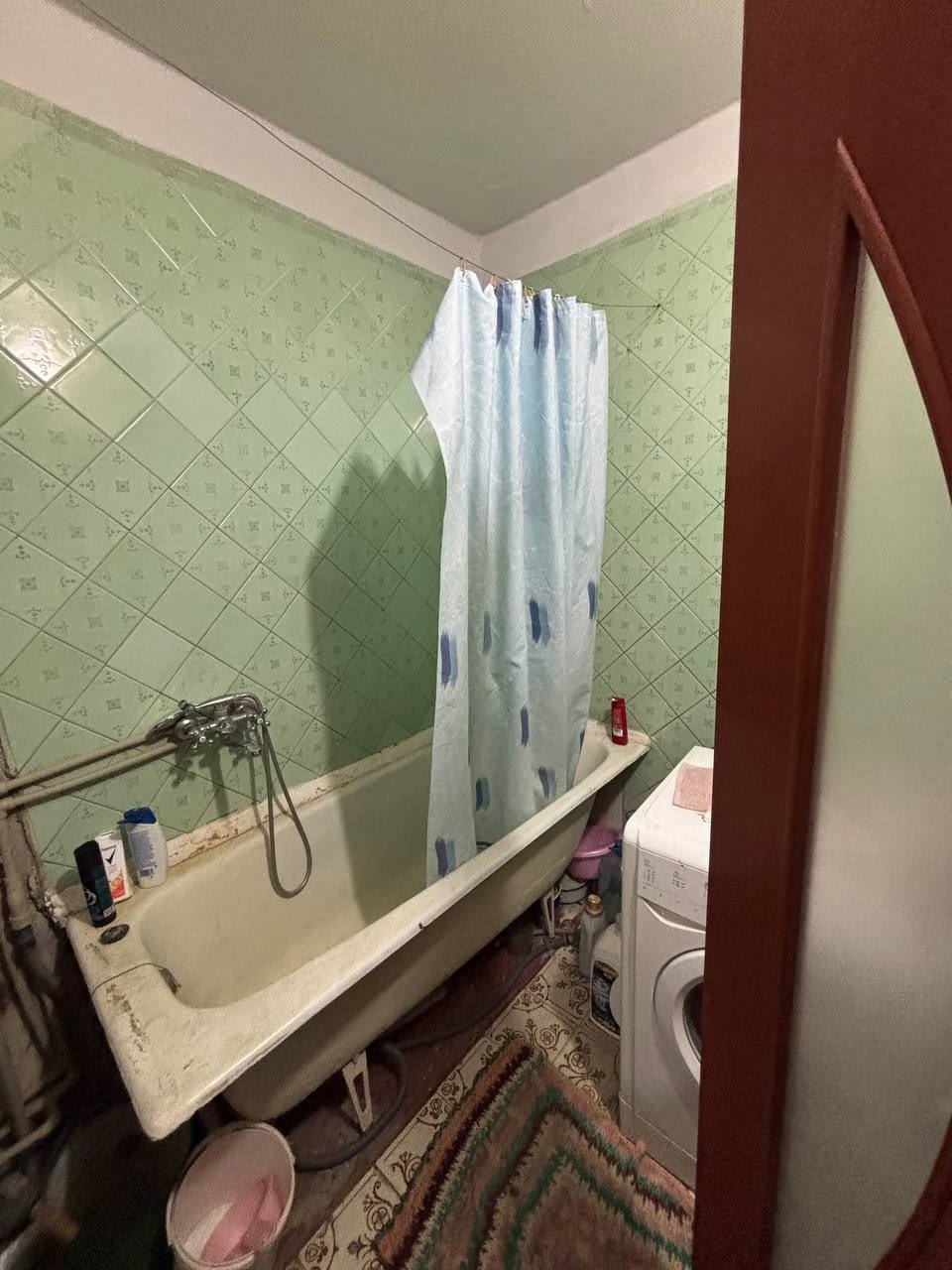 Продам 2-х комнатную квартиру в Центре города Луганск, улица Оборонная. 4-й этаж 9-ти этажного дома Площадь 53 м2 Просторная и светлая квартира. Комнаты изолированы, балкон, сан.узел совмещен (перепланировка узаконена) Инфраструктура: -Школа №5 в нескольких шагах от дома (школьный двор видно изокна) - Детская...