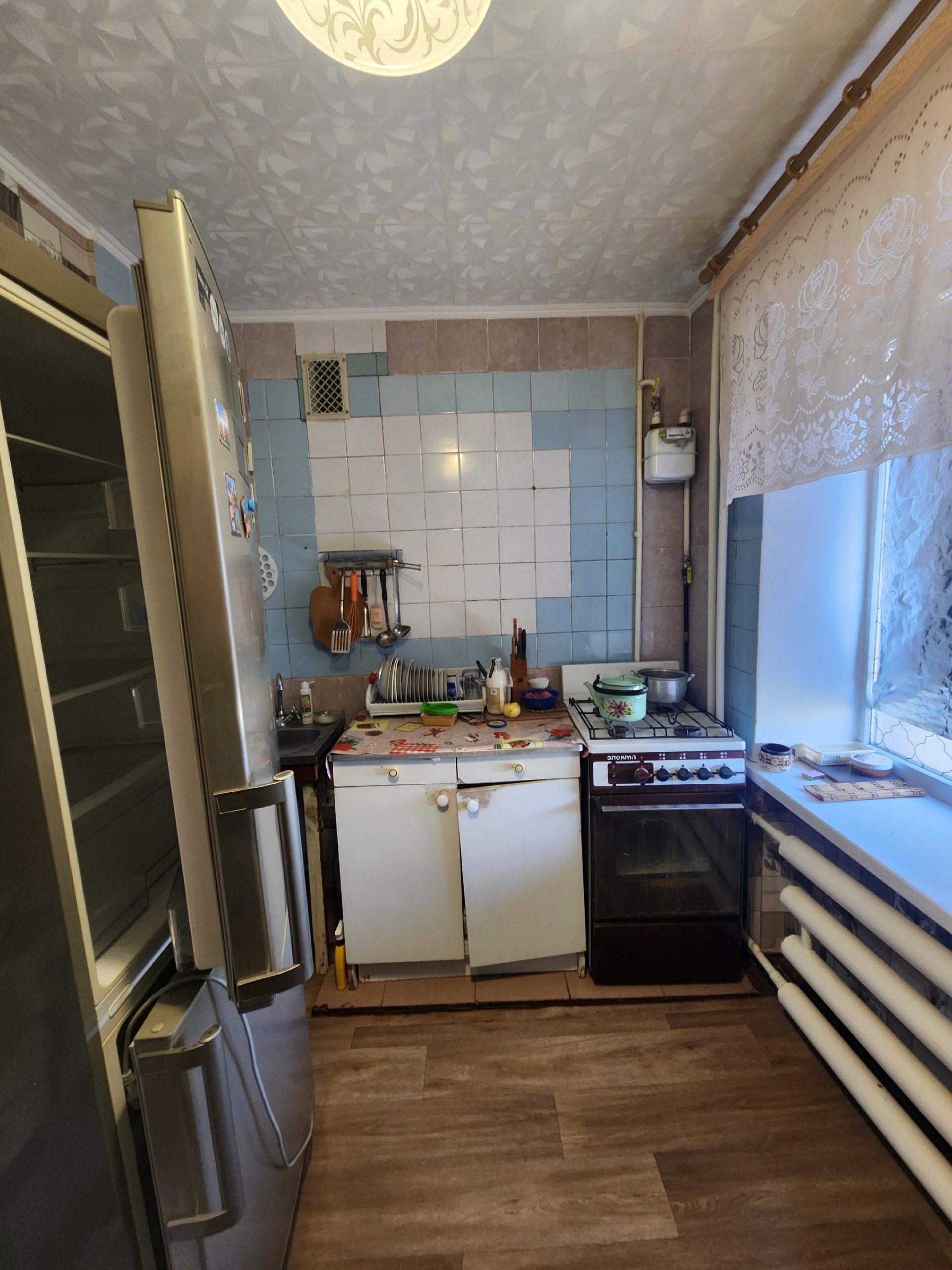 Сдаётся 1 ком квартира район Таксопарк, ул Челюскинцев , лифт не работает. На длит срок для 1 дев или семейной паре. Мебель холодильник бойлер стиралка кондиционер утюг пылесос. Цена 20тыс + коммун/ первый и залог мес. Услуги агентства единоразово по факту заселения. Реальные объекты . Звоните. Без обмана, бе...