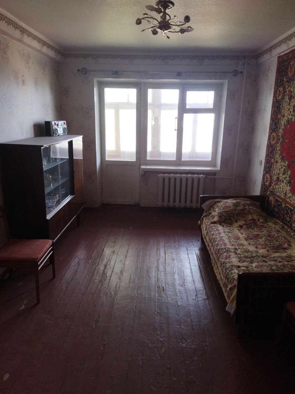 АЛЧЕВСК 🏠 Продам 2-комнатную квартиру,р-н Стоматологии. 🔑 Ключевые особенности: Вся инфраструктура под рукой: поликлиники, школы, детские сады, супермаркеты и парки. Остановка у дома. 🏢 Этажность: 4 этаж из 5. 📐 Площадь: 56,5 кв.м. — просторно и комфортно для жизни. 🧱 Планировка: Классическая, изолированная. ...