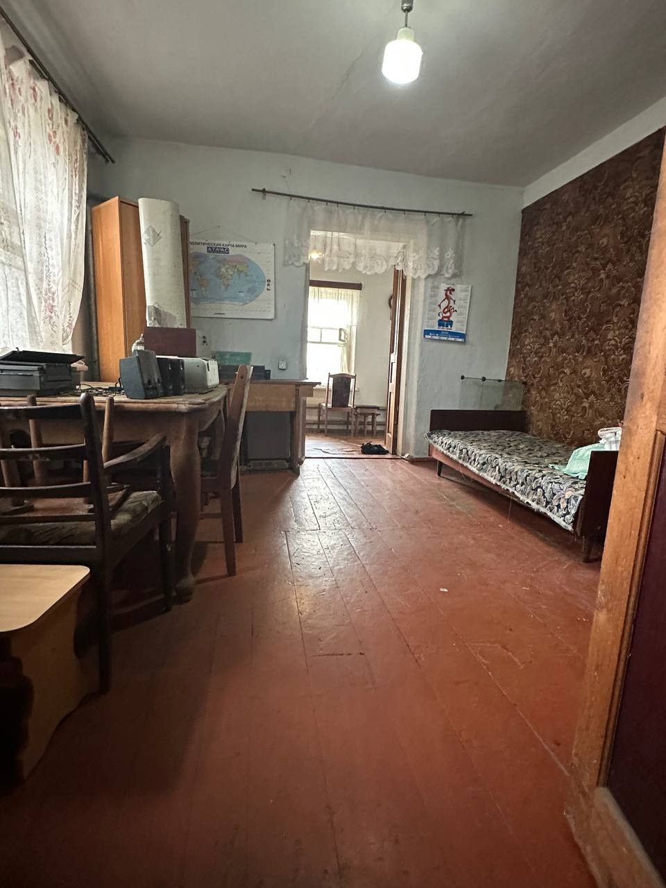 🌟 Продается уютный дом в Луганске — район Черного кота! 📍 Адрес: ул. Кавказская 🏠 Площадь дома: 79 кв.м. 🛏 Жилая площадь: 54 кв.м. 🌿 Участок: 4 сотки — достаточно места для сада, зоны отдыха или огорода. 🔧 Ключевые особенности: ✅ Дом газифицирован — теплые зимы гарантированы! ✅ Вода и канализация — централизо...