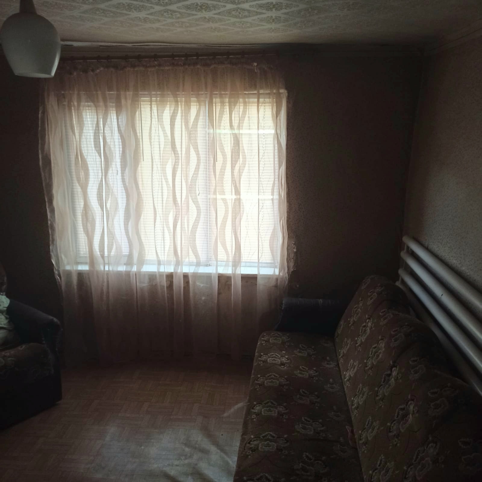 🏡Продаётся часть дома в Червонопартизанске, ул. Кирова. 3 комнаты: 2 спальни, зал, кухня, коридор. Площадь =50,5 м2. 🛠 Вода городская, проведена в дом. Есть сливная яма. Все окна новые. Крыша новая, шифер. Отопление паровое по всему дому, зимой очень тепло. ✨Хороший капитальный гараж с ямой. Летняя кухня. Хоз...