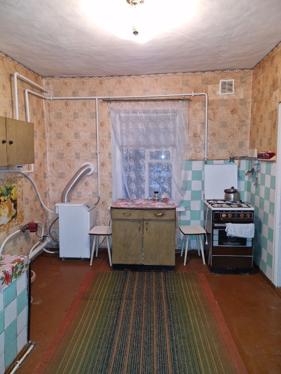 Продаётся дом в Жовтневом районе, Вергунский разъезд, S-80 кв. м, высокий цоколь, 4 жилых комнаты, с/у, кухня, паровое отопление, высокие потолки. Чистый и ухоженный дом, необходимая мебель, бойлер, на всё счётчики. Ровный участок, 11 сот. не приват.Цена 4 млн. Тел +7 959 568-87-51...