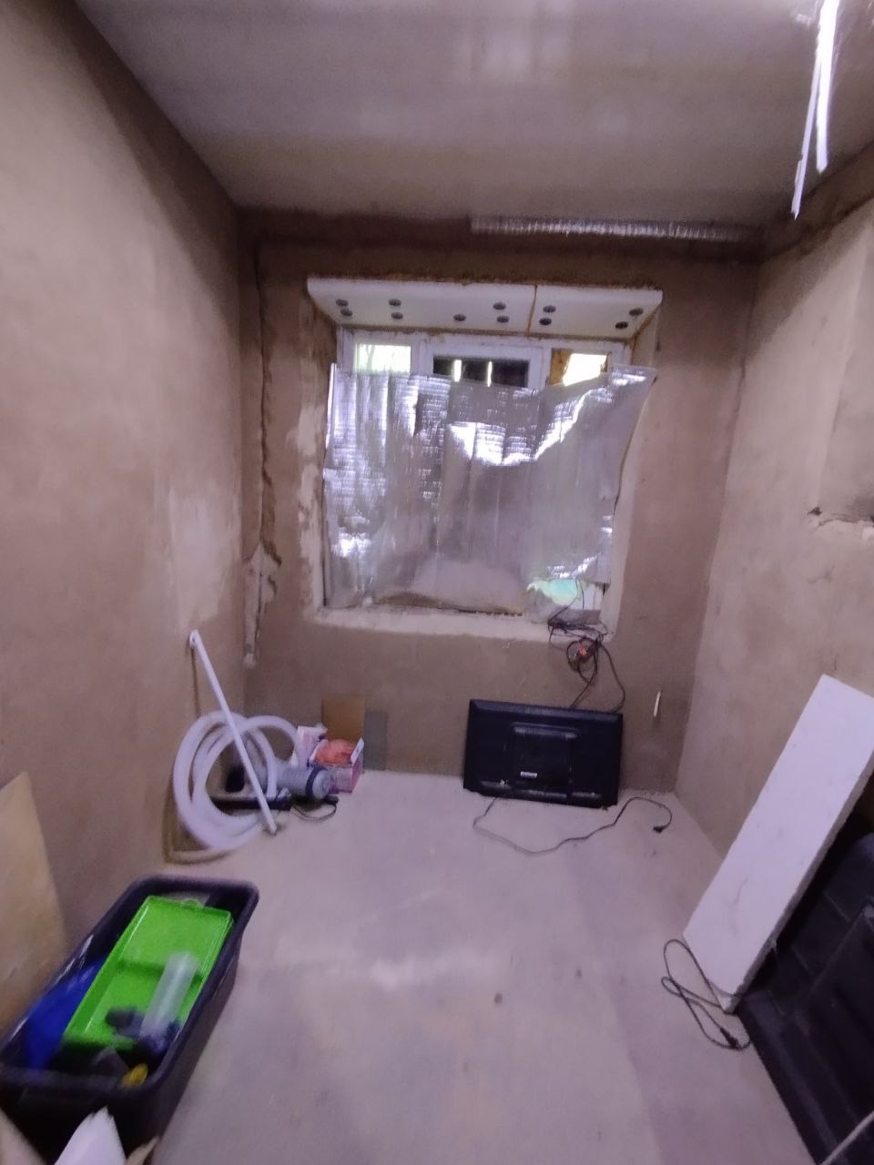 Продам дом в каменобродском районе пер. Жемчужный 2-е комнаты 32 кв. м. Дом требует ремонта. Есть свет, газ, вода,земля четыре сотки, заезд.В доме двухконтурный котёл, душевая кабина, туалет,газовая варочная поверхность, ( все нужно подключать и устанавливать).В шаговой доступности, три школы, два садика, рын...
